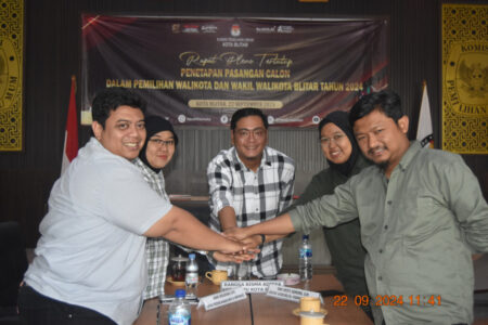 Pilkada 2024, Pertarungan Ibin-Elim dan Bambang-Bayu di Blitar Segera Mulai Caption : Rapat Pleno tertutup KPU Kota Blitar menetapkan pasangan Ibin-Elim dan Bambang Bayu, Minggu (22/9/2024). (foto : Winanto/beritajatim.com)