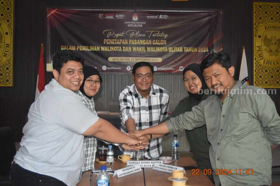 Caption : Rapat Pleno tertutup KPU Kota Blitar menetapkan pasangan Ibin-Elim dan Bambang Bayu, Minggu (22/9/2024). (foto : Winanto/beritajatim.com)