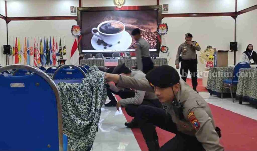 Petugas melakukan sterilisasi lokasi pengundian nomor urut Calon Bupati dan Calon Wakil Bupati dalam Pilkada Serentak Kabupaten Mojokerto Tahun 2024 di Gedung Pemilu KPU Kabupaten Mojokerto. [Foto: Misti/beritajatim.com]