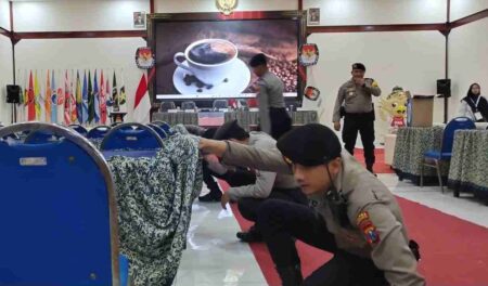 Petugas melakukan sterilisasi lokasi pengundian nomor urut Calon Bupati dan Calon Wakil Bupati dalam Pilkada Serentak Kabupaten Mojokerto Tahun 2024 di Gedung Pemilu KPU Kabupaten Mojokerto. [Foto: Misti/beritajatim.com]