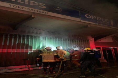 Toko Elektronik Safirah Bondowoso Terbakar, Kerugian Ditaksir Rp500 Juta Toko elektronik 'Safirah' di Kabupaten Bondowoso terbakar pada Senin (23/9/2024) pagi. (Satpol PP dan Damkar Bondowoso)
