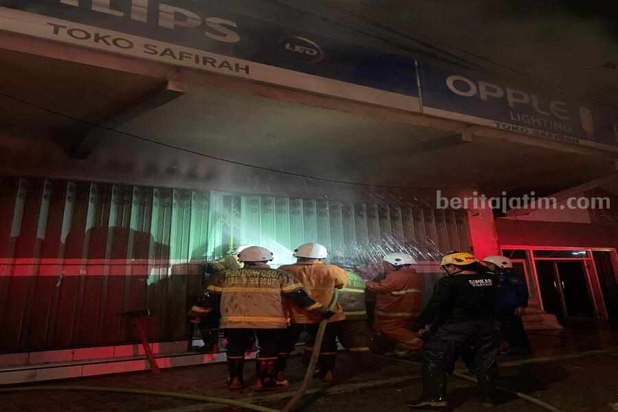 Toko Elektronik Safirah Bondowoso Terbakar, Kerugian Ditaksir Rp500 Juta Toko elektronik 'Safirah' di Kabupaten Bondowoso terbakar pada Senin (23/9/2024) pagi. (Satpol PP dan Damkar Bondowoso)