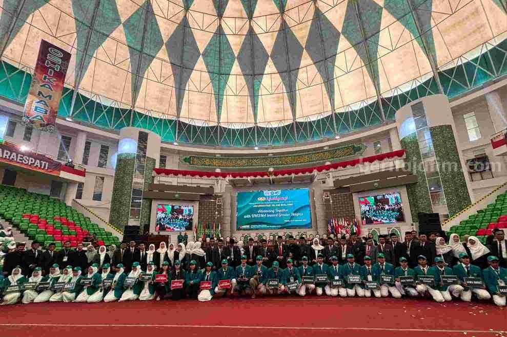 Rektor Unisma bersama jajarannya dan pihak yayasan bersama maba Unisma (Foto: Dani Alifian/Beritajatim.com)