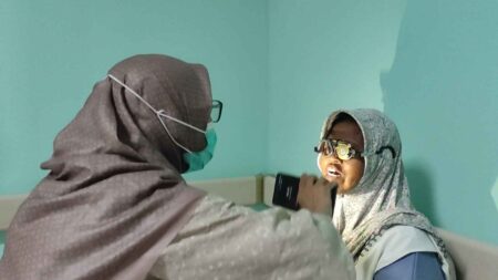 Ratusan Warga di Gresik Jalani Operasi Katarak Gratis foto beritajatim