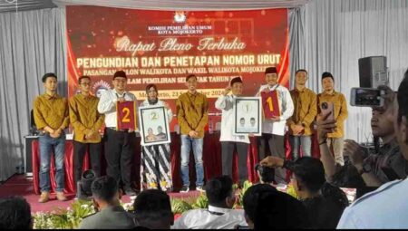 Rapat Pleno Terbuka Pengundian dan Penetapan Nomor Urut untuk Pasangan Calon Wali Kota dan Wakil Wali Kota Mojokerto dalam Pemilihan Serentak Tahun 2024 di Kantor KPU Kota Mojokerto. [Foto: KPU Kota Mojokerto]
