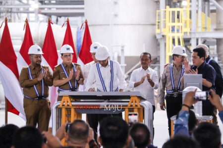 Diakhir Jabatan, Presiden Jokowi Resmikan Smelter Single Line Terbesar di Gresik Presiden Jokowi saat meresmikan Smelter Single Line Terbesar di Gresik.