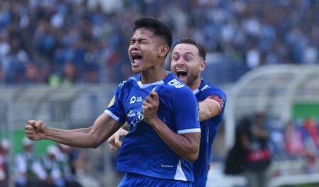 PT LIB Tegaskan Sanksi Usai Insiden Kericuhan Suporter Persib Vs Persija Dimas Drajad merayakan gol yang dicetaknya ke gawang Persija Jakarta di Stadion Si Jalak Harupat Kabupaten Bandung, Senin (23/9/2024). Foto: Persib