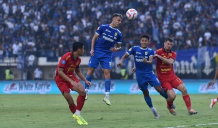 Persib Imbau Bobotoh Tidak Datang ke Kandang Madura United Dua pemain Persib, Tryronne Del Pino dan Dimas Drajad dibayangi pemain Persija di Stadion Si Jalak Harupat Kabupaten Bandung, Senin (23/9/2024). Foto: Persib