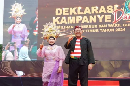 Luluk-Lukman saat deklarasi kampanye damai di Tugu Pahlawan, Surabaya.