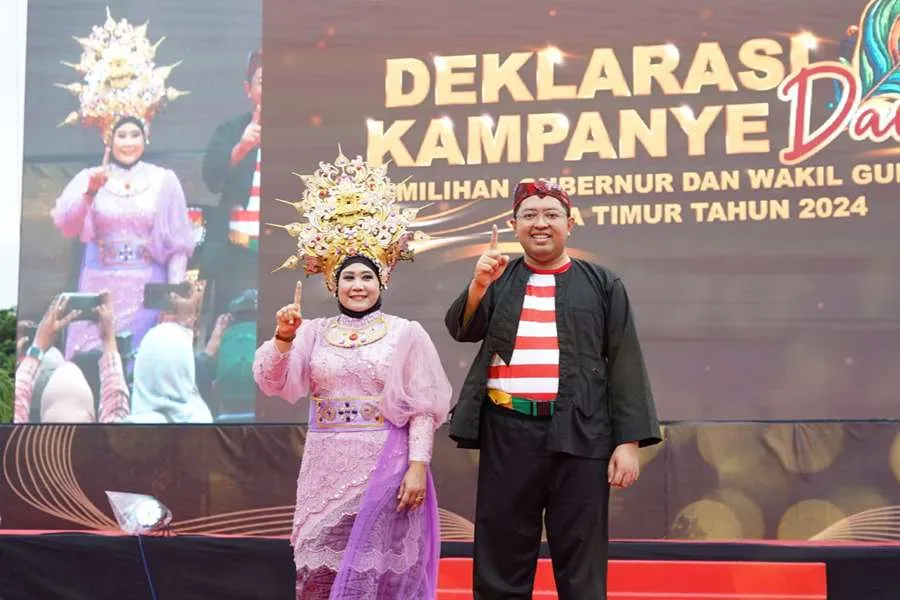 Luluk-Lukman saat deklarasi kampanye damai di Tugu Pahlawan, Surabaya.