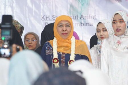 Khofifah Terima Naskah Alquran Kuno 700 Tahun dalam Deklarasi Dukungan Akromy Jatim