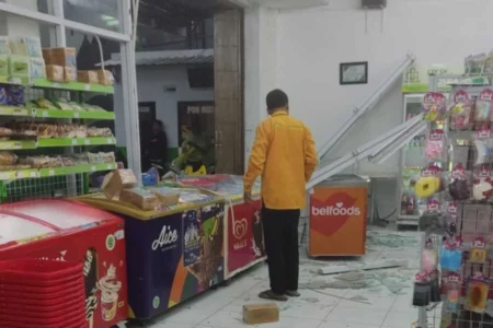 Kondisi swalayan di Kelurahan Manisrejo, Karangrejo, Magetan yang dinding kacahya diterpa angin, Rabu (25/09/2024).