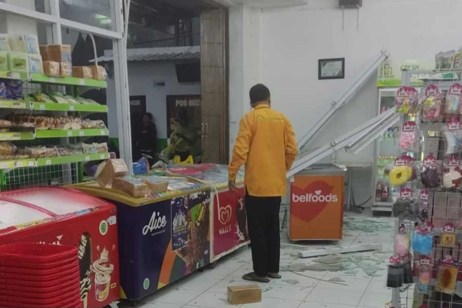 Kondisi swalayan di Kelurahan Manisrejo, Karangrejo, Magetan yang dinding kacahya diterpa angin, Rabu (25/09/2024).