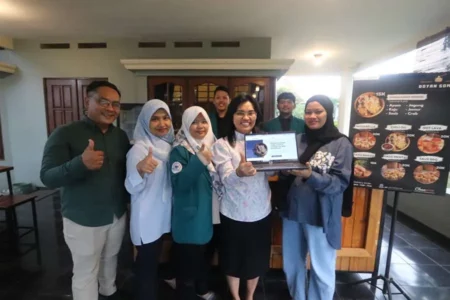 Tim Dosen UHW Perbanas Surabaya memberikan pelatihan kepada pelaku UMKM Doyan Somay.