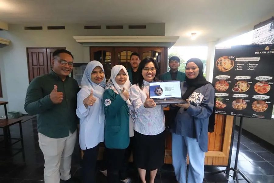 Tim Dosen UHW Perbanas Surabaya memberikan pelatihan kepada pelaku UMKM Doyan Somay.