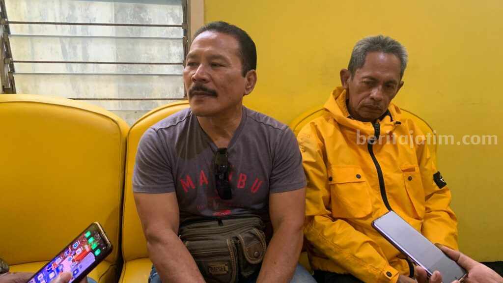 Ketua DPD Partai Golongan Karya (Golkar) Kota Blitar, M. Hardi Usodo memberikan pernyataan soal kader yang membelot. Kamis (26/9/2024). (foto : Winanto/beritajatim.com)