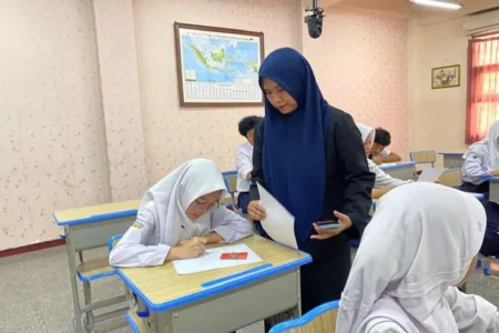 Audiyah Musaadah saat melakukan penelitian di SMPTAG tentang penggunaan flashcard.