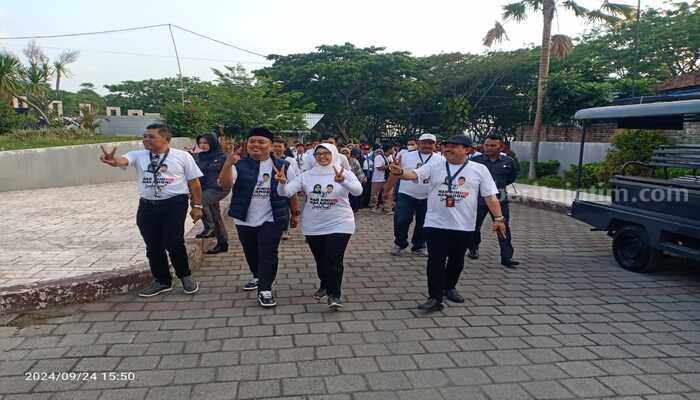 Pasangan Cabup-Cawabup Blitar, Rini Syarifah-Abdul Ghoni saat mengikuti deklarasi damai beberapa waktu lalu. (Foto : Winanto/beritajatim.com)