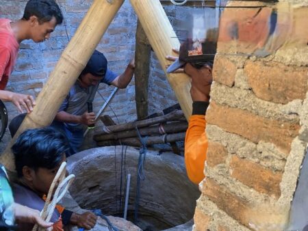 Lelah dan Gemetar, Warga Mojokerto Jatuh ke Sumur 25 Meter, Selamat
