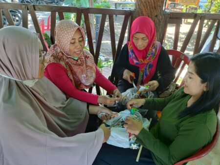Alfamart Ajak Warga Kelola Limbah Plastik Jadi Kerajinan Unik