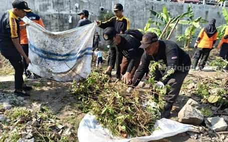 Gandeng DLH, Laznas LMI Blitar Bersihkan Sungai Kali Lahar Gunung Kelud foto beritajatim