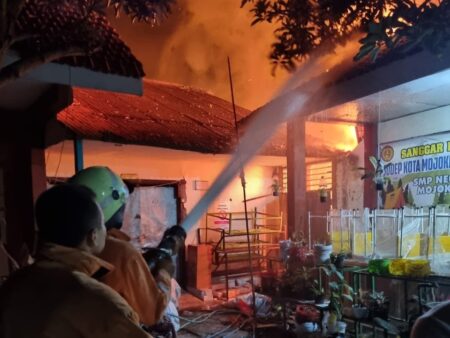 Petugas damkar melakukan pemadaman di SMPN 3 Kota Mojokerto. [Foto : ist]