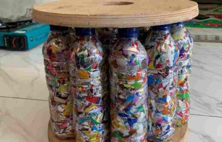 Pengabdian Masyarakat Mahasiswa UMM, Manfaatkan Sampah Plastik untuk Ciptakan Kursi Ecobrick