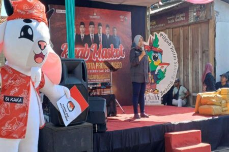 KPU Kota Probolinggo Kirab Maskot Pilkada di Pasar Wonoasih