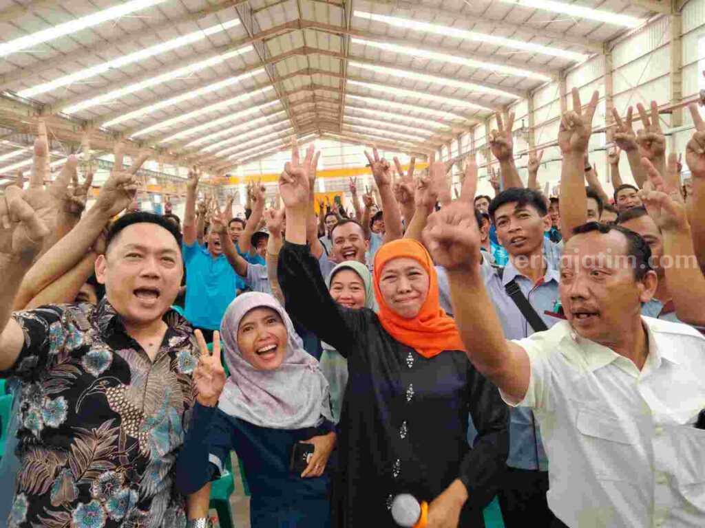 Kampanye di Mojokerto, Khofifah Ajak Karyawan Pabrik Tisu Bersholawat