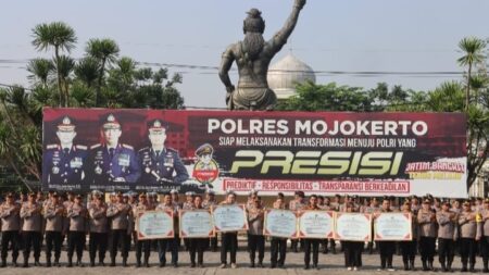 Pemberian reward dalam agenda upacara di halaman Mapolres Mojokerto. [Foto: ist]