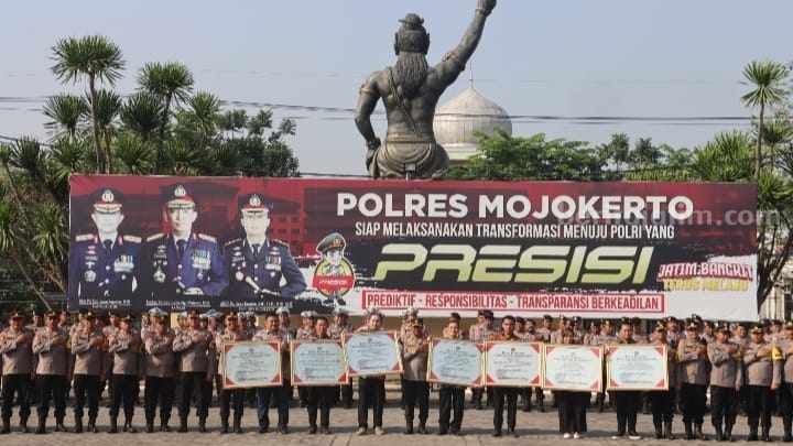 Pemberian reward dalam agenda upacara di halaman Mapolres Mojokerto. [Foto: ist]