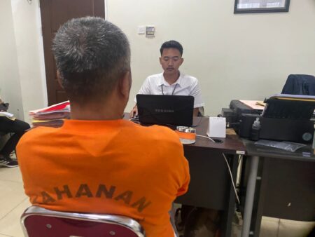 Foto tersangka kasus pencabulan saat menjalani pemeriksaan di Polres Gresik.