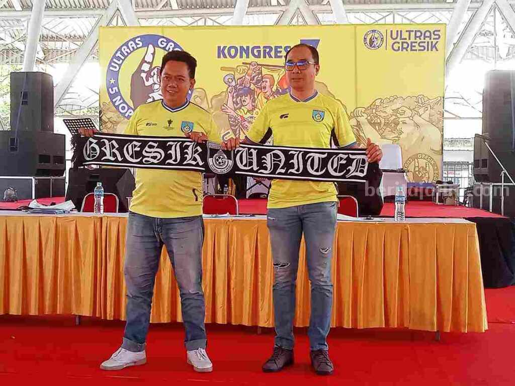 Ketua suporter Ultras Gresik terpilih Imam Junaidi Kusumo (kiri) saat menerima syal Gresik United 