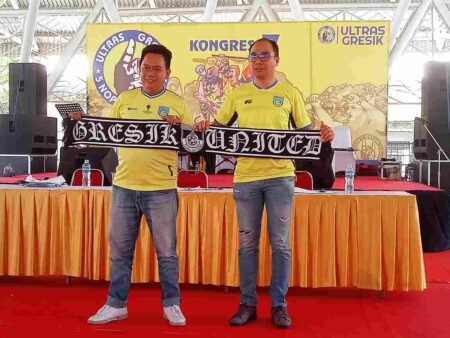 Ketua suporter Ultras Gresik terpilih Imam Junaidi Kusumo (kiri) saat menerima syal Gresik United 