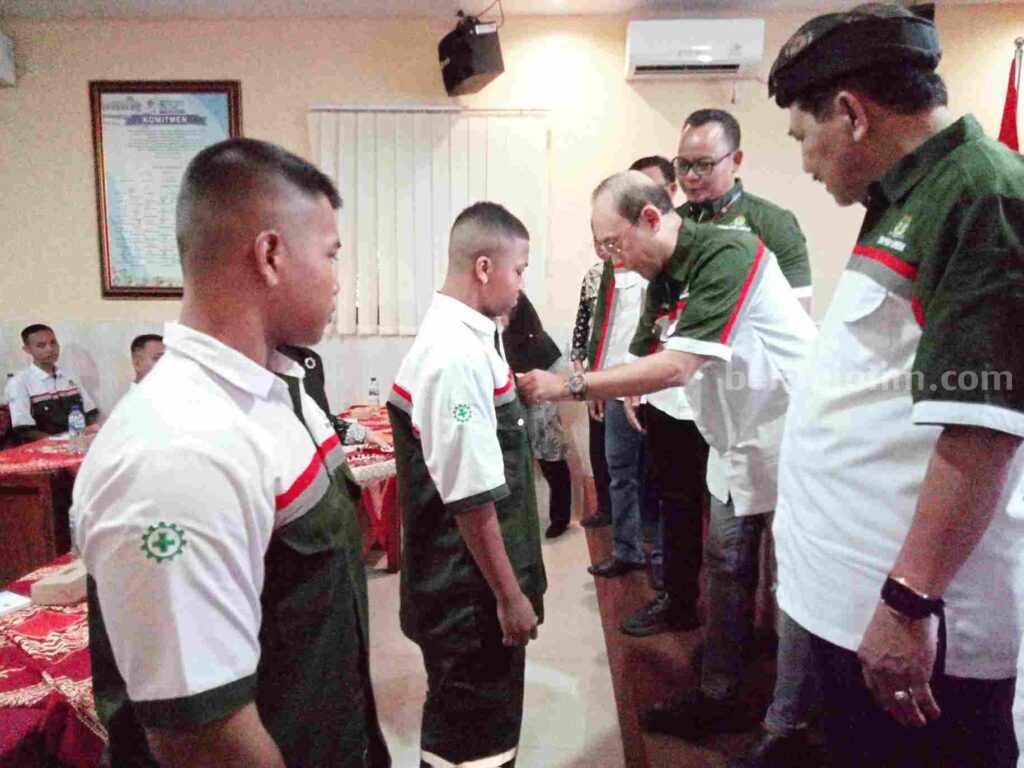 Foto dua siswa SMK menerima pin sebelum mengikuti kuliah perdana kelas industri.