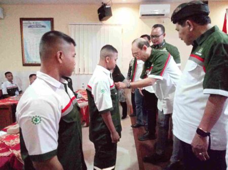 Foto dua siswa SMK menerima pin sebelum mengikuti kuliah perdana kelas industri.