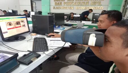 Ada Ribuan Calon Pemilih Belum Rekam E-KTP, Begini Komentar Dispendukcapil Bondowoso Proses perekaman e-KTP di kantor Dispendukcapil Kabupaten Bondowoso. (Deni Ahmad Wijaya/BeritaJatim.com)