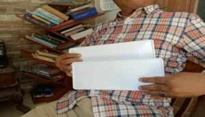 Selang Bocor, Mesin Pencetak Pelat Nomor Samsat Sampang Sempat Tak Berfungsi Salah satu warga saat menunjukan plat nomer tanpa angka