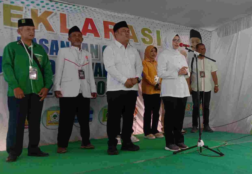 Deklarasi pasangan Rini Syarifah-Abdul Ghoni beberapa waktu lalu. (Foto: Winanto/Beritajatim.com)