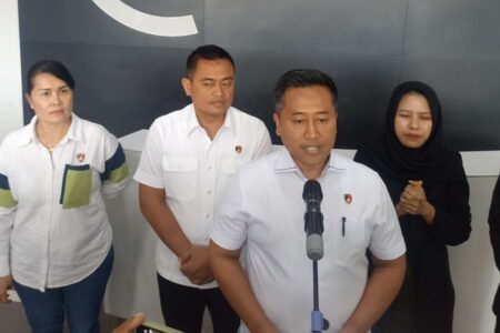 Kasat Reskrim Polrestabes Surabaya, AKBP Aris Purwanto didampingi Wakasat Kompol Teguh dan Kanit PPA AKP Rina Shanti.