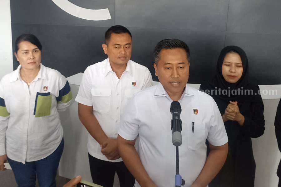 Kasat Reskrim Polrestabes Surabaya, AKBP Aris Purwanto didampingi Wakasat Kompol Teguh dan Kanit PPA AKP Rina Shanti.