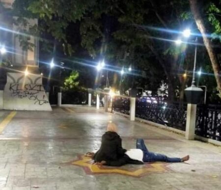 Tak Tahu Malu, 2 Remaja Bermesraan di Alun-Alun Kota Gresik