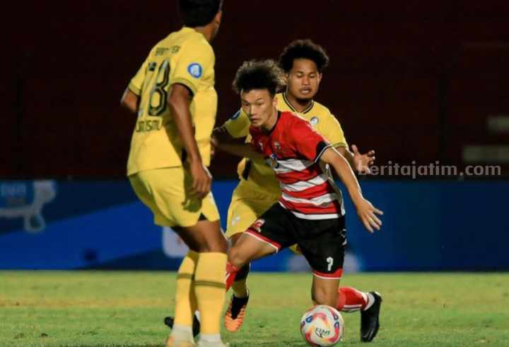 Aksi gelandang Madura United FC, Yokoso Noriki Akada (tengah) saat melawan PS Barito Putera di Liga 1 2024-2025.