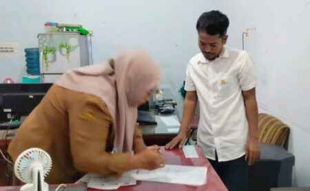 Anggota DPRD Pamekasan, Tabri (baju putih) saat mengembalikan bantuan program stunting di Kantor Dinsos Pamekasan, Senin (2/92024).