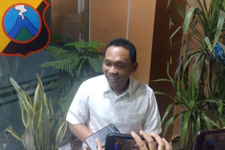 Thoriqul Haq saat diwawancarai di sela-sela pemeriksaan Polda Jatim.