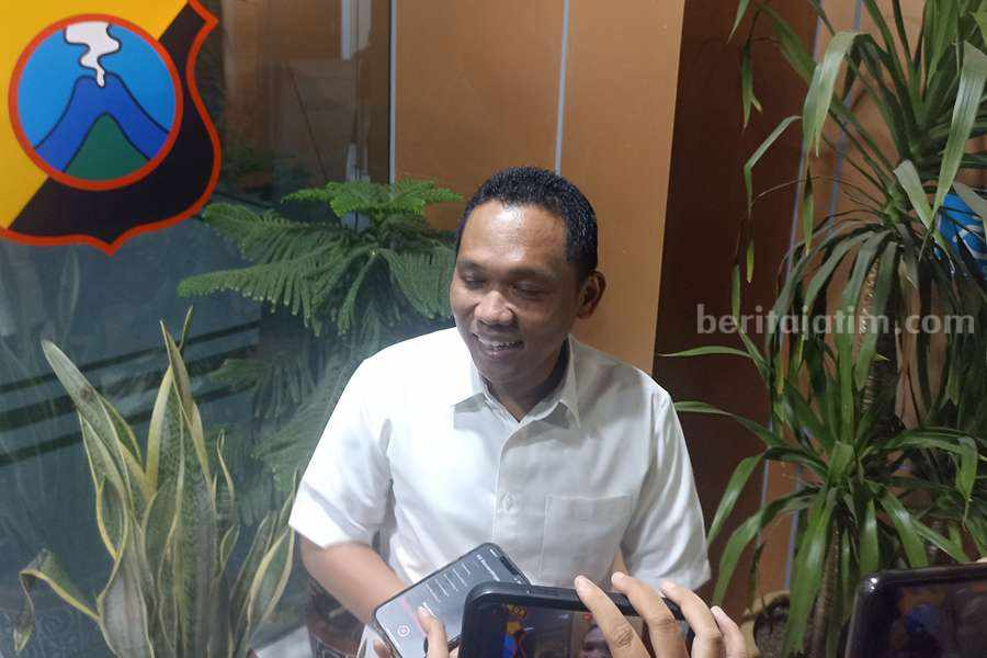 Thoriqul Haq saat diwawancarai di sela-sela pemeriksaan Polda Jatim.