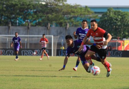 Kapten Madura United FC, Lulinha (kanan) saat bertanding melawan Persita Tangerang, pada lanjutan Liga 1 2024-2025 di SGB, Madura.