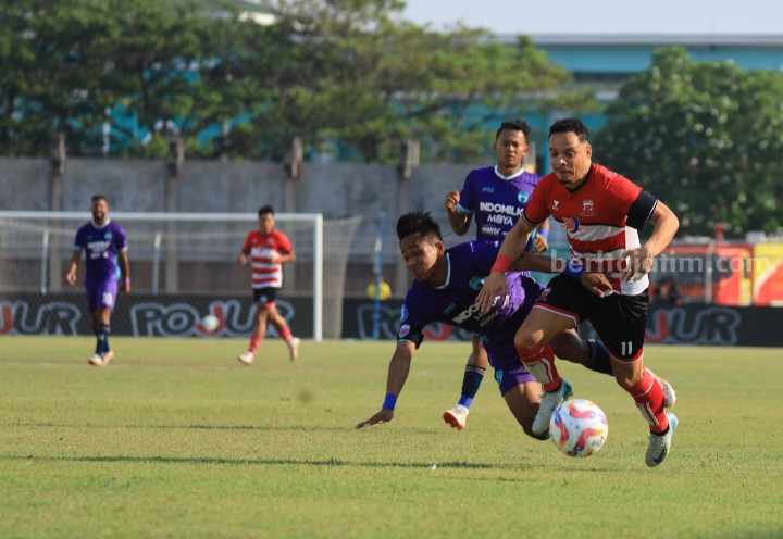 Kapten Madura United FC, Lulinha (kanan) saat bertanding melawan Persita Tangerang, pada lanjutan Liga 1 2024-2025 di SGB, Madura.