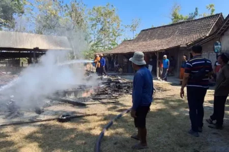 Nenek di Ngawi Histeris Rumah Anaknya Hangus Terbakar