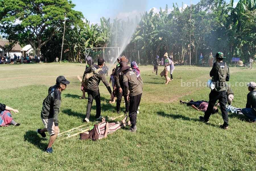 Warga menggelar simulasi penanganan bencana banjir.